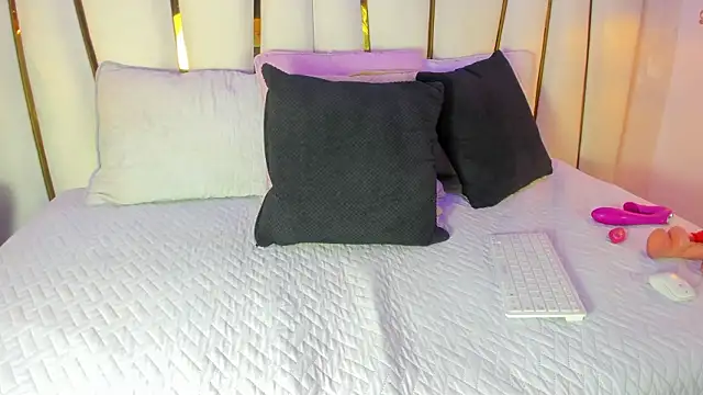 Snapshot of SofiaGlow_ chatting on February 27, 2026, 3:18 am SofiaGlow online show from February 27, 2026, 3:18 am