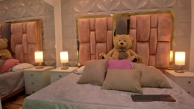 Snapshot of Paris_Velvet chatting on February 24, 2026, 10:21 pm Paris Velvet online show from February 24, 2026, 10:21 pm