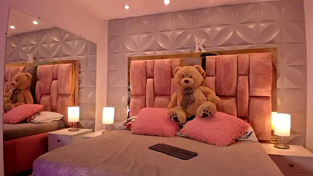 Snapshot of Paris_Velvet chatting on February 4, 2026, 10:16 pm Paris Velvet online show from February 4, 2026, 10:16 pm