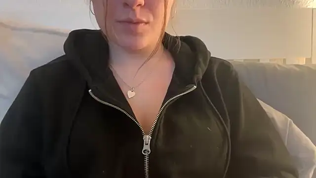 Lucyschickt online show from February 16, 2026, 3:54 pm