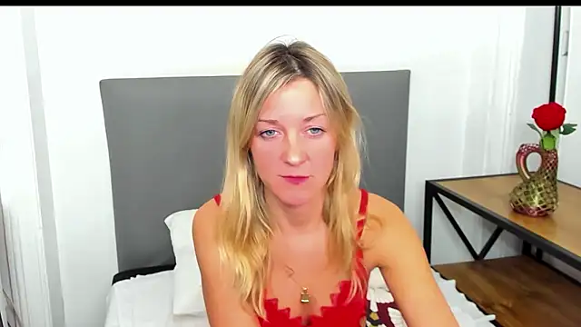 Snapshot of MileyXStar chatting on February 18, 2026, 9:22 pm MileyXStar online show from February 18, 2026, 9:22 pm