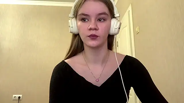 Snapshot of AgnesShy_ chatting on February 21, 2026, 7:10 am AgnesShy online show from February 21, 2026, 7:10 am