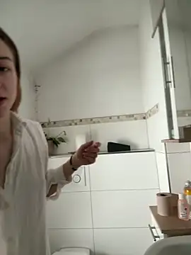 Snapshot of romyxxs chatting on February 4, 2026, 8:42 am romyxxs online show from February 4, 2026, 8:42 am