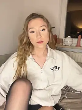 Snapshot of romyxxs chatting on February 24, 2026, 10:43 pm romyxxs online show from February 24, 2026, 10:43 pm