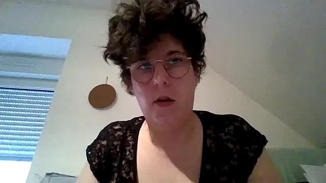 Snapshot of OIseauNoir88 chatting on February 10, 2026, 8:57 am OIseauNoir88 online show from February 10, 2026, 8:57 am