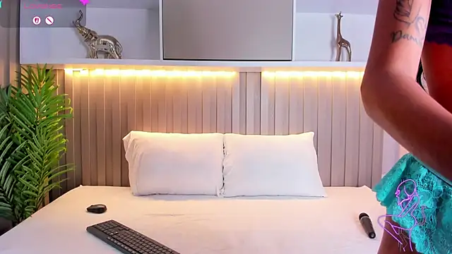 Zafiro11  online show from February 5, 2026, 3:57 am