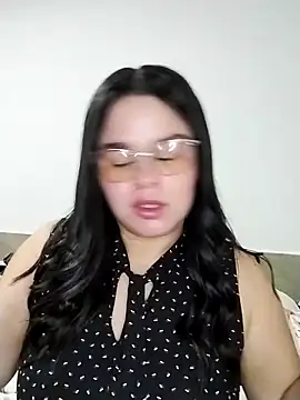 SamanthaStonee online show from April 12, 2026, 8:23 pm