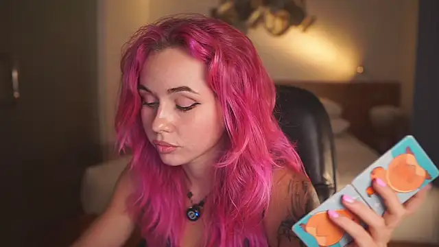 Sarah Pink online show from May 1, 2026, 2:33 pm