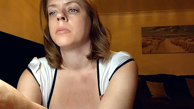 Snapshot of ElizabethArden42- chatting on May 1, 2026, 10:15 pm ElizabethArden42- online show from May 1, 2026, 10:15 pm