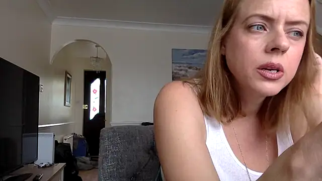 Snapshot of ElizabethArden42- chatting on May 21, 2026, 9:06 am ElizabethArden42- online show from May 21, 2026, 9:06 am