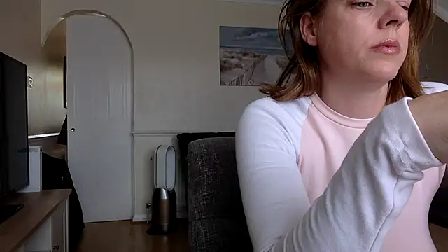 Snapshot of ElizabethArden42- chatting on May 15, 2026, 1:20 pm ElizabethArden42- online show from May 15, 2026, 1:20 pm