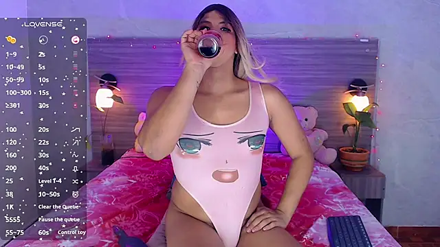 Snapshot of Sophia_Valentina chatting on July 1, 2026, 4:35 am Sophia Valentina online show from July 1, 2026, 4:35 am