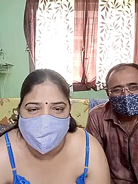 Snapshot of HoneyHush chatting on February 5, 2026, 7:15 am HoneyHush online show from February 5, 2026, 7:15 am