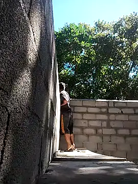 Leoh28 online show from April 15, 2026, 2:21 pm