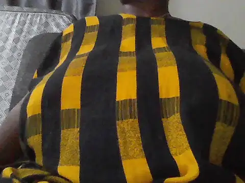 Snapshot of Honeybloom1 chatting on February 11, 2026, 7:36 pm Honeybloom1 online show from February 11, 2026, 7:36 pm