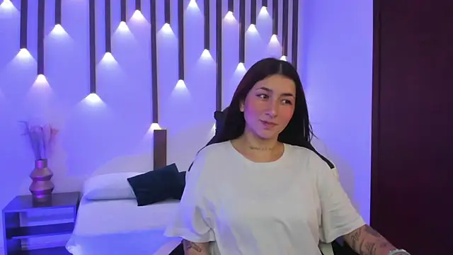 charlottee27  online show from April 15, 2026, 2:28 am