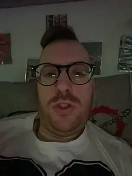 Snapshot of io1Elian chatting on April 14, 2026, 3:28 pm io1Elian online show from April 14, 2026, 3:28 pm