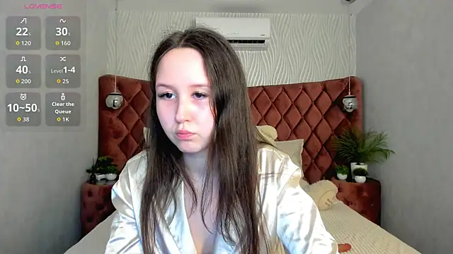 MonicaBev online show from April 12, 2026, 1:25 pm