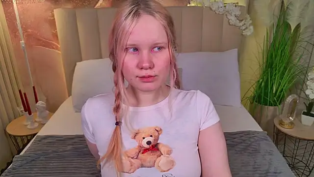 Snapshot of AnnieVibe chatting on April 10, 2026, 5:42 pm AnnieVibe online show from April 10, 2026, 5:42 pm