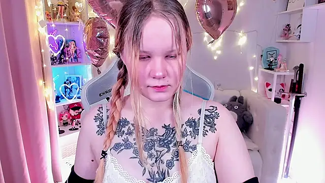 Snapshot of AnnieVibe chatting on February 14, 2026, 5:35 pm AnnieVibe online show from February 14, 2026, 5:35 pm