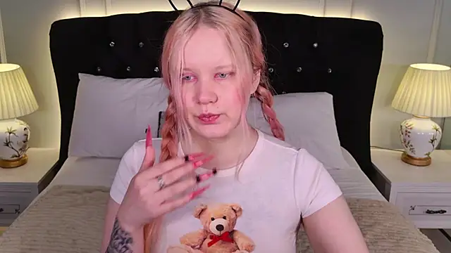 Snapshot of AnnieVibe chatting on April 2, 2026, 5:30 pm AnnieVibe online show from April 2, 2026, 5:30 pm