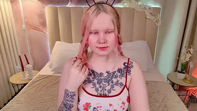 Snapshot of AnnieVibe chatting on April 1, 2026, 5:32 pm AnnieVibe online show from April 1, 2026, 5:32 pm