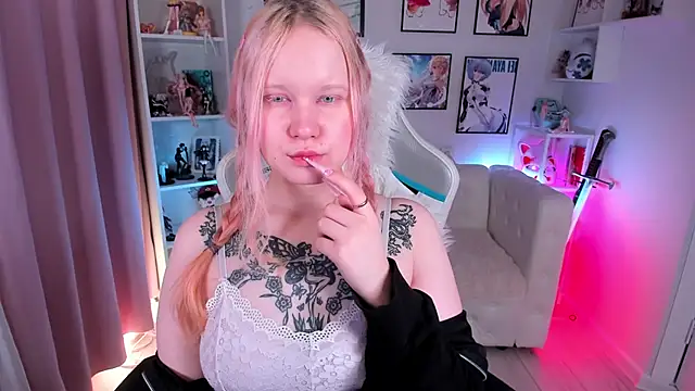 Snapshot of AnnieVibe chatting on April 6, 2026, 5:36 pm AnnieVibe online show from April 6, 2026, 5:36 pm
