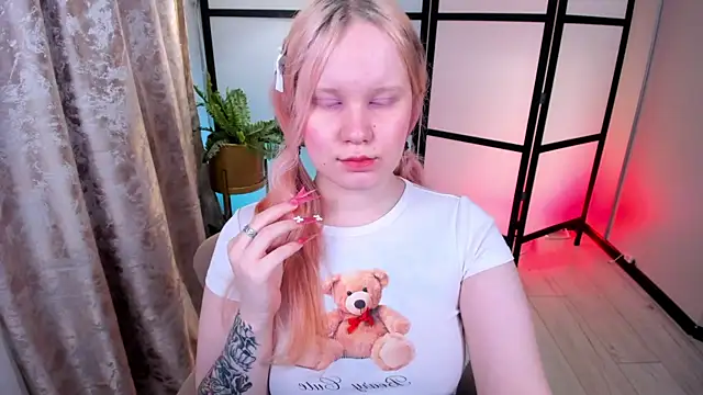 Snapshot of AnnieVibe chatting on April 18, 2026, 5:37 pm AnnieVibe online show from April 18, 2026, 5:37 pm