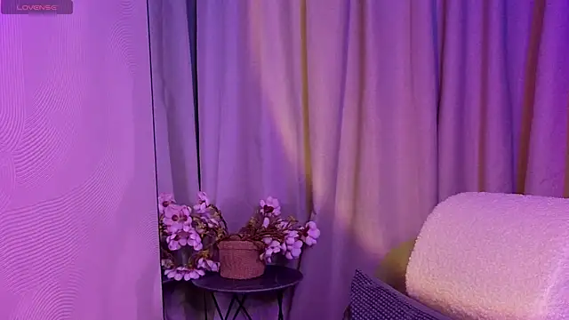 Snapshot of NicoleLuxe chatting on March 1, 2026, 5:57 pm NicoleLuxe online show from March 1, 2026, 5:57 pm