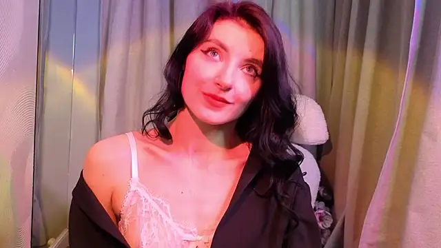 NicoleLuxe online show from April 9, 2026, 7:20 pm