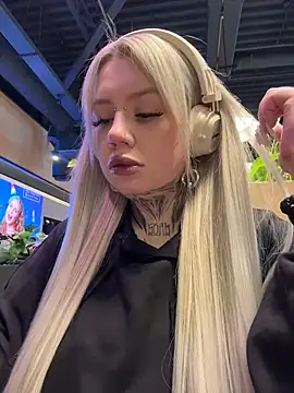 Snapshot of Chiibi chatting on February 10, 2026, 9:52 am Chiibi online show from February 10, 2026, 9:52 am