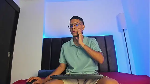 Snapshot of StellayDrake chatting on February 14, 2026, 1:33 pm StellayDrake online show from February 14, 2026, 1:33 pm