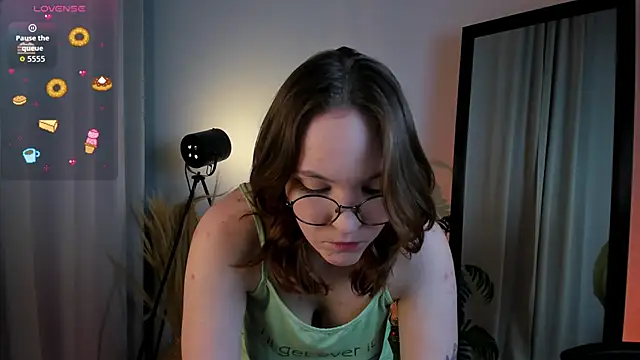 Crystal lovley online show from March 31, 2026, 10:12 pm