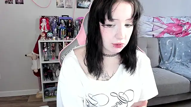 MollysLand online show from April 23, 2026, 9:16 am