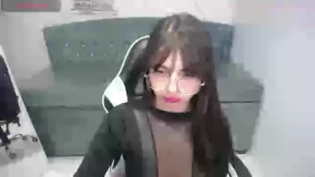 elizabeth t  online show from April 16, 2026, 8:20 pm