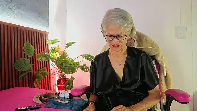 miss monserrate01 online show from February 12, 2026, 1:11 pm