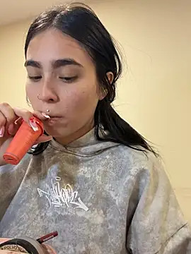 Sara Fernandez  online show from April 8, 2026, 2:18 pm