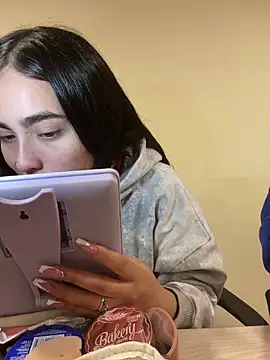 Sara Fernandez  online show from March 19, 2026, 2:06 pm