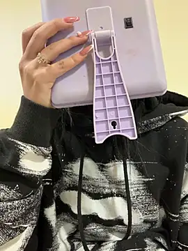 Sara Fernandez  online show from February 26, 2026, 1:55 pm