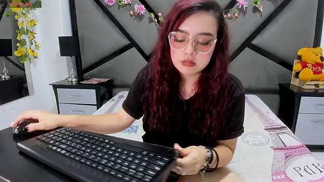 Snapshot of CarolRousee chatting on May 20, 2026, 7:44 pm CarolRousee online show from May 20, 2026, 7:44 pm