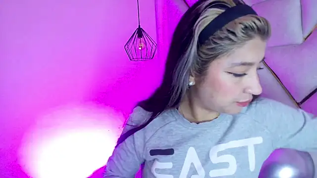 Dahiana Dmour  online show from February 5, 2026, 12:23 pm