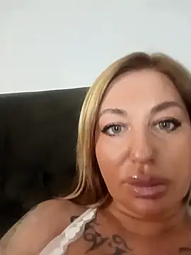 MiaMooly online show from December 18, 2025, 5:28 pm