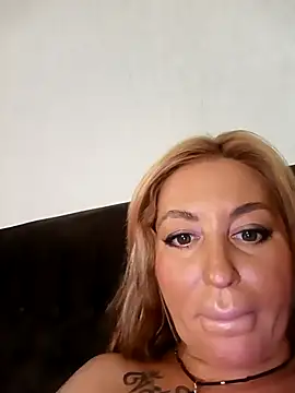 MiaMooly online show from October 15, 2025, 12:02 pm