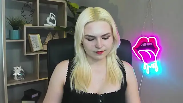 Snapshot of SweetLilyxo chatting on April 28, 2026, 1:26 pm SweetLilyxo online show from April 28, 2026, 1:26 pm