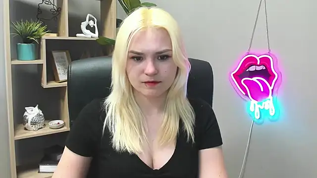 Snapshot of SweetLilyxo chatting on April 27, 2026, 1:20 pm SweetLilyxo online show from April 27, 2026, 1:20 pm