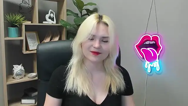 Snapshot of SweetLilyxo chatting on April 20, 2026, 6:27 am SweetLilyxo online show from April 20, 2026, 6:27 am