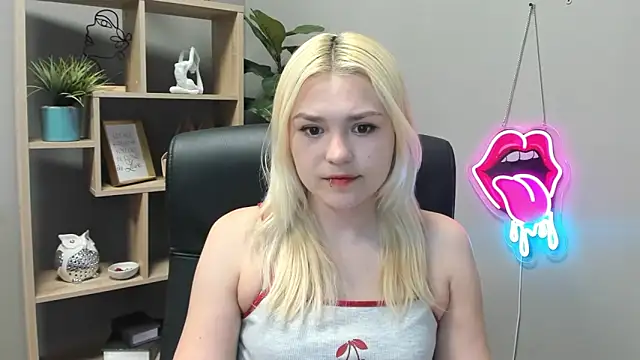 Snapshot of SweetLilyxo chatting on May 11, 2026, 6:48 am SweetLilyxo online show from May 11, 2026, 6:48 am