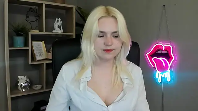 Snapshot of SweetLilyxo chatting on May 12, 2026, 1:28 pm SweetLilyxo online show from May 12, 2026, 1:28 pm