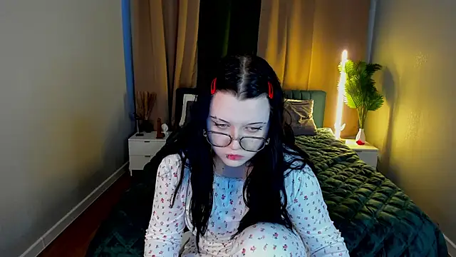 Snapshot of Kira_G0ld chatting on February 28, 2026, 1:05 am Kira G0ld online show from February 28, 2026, 1:05 am