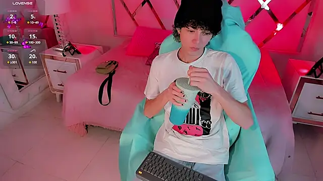 Snapshot of thanier_18 chatting on February 18, 2026, 7:32 pm thanier 18 online show from February 18, 2026, 7:32 pm